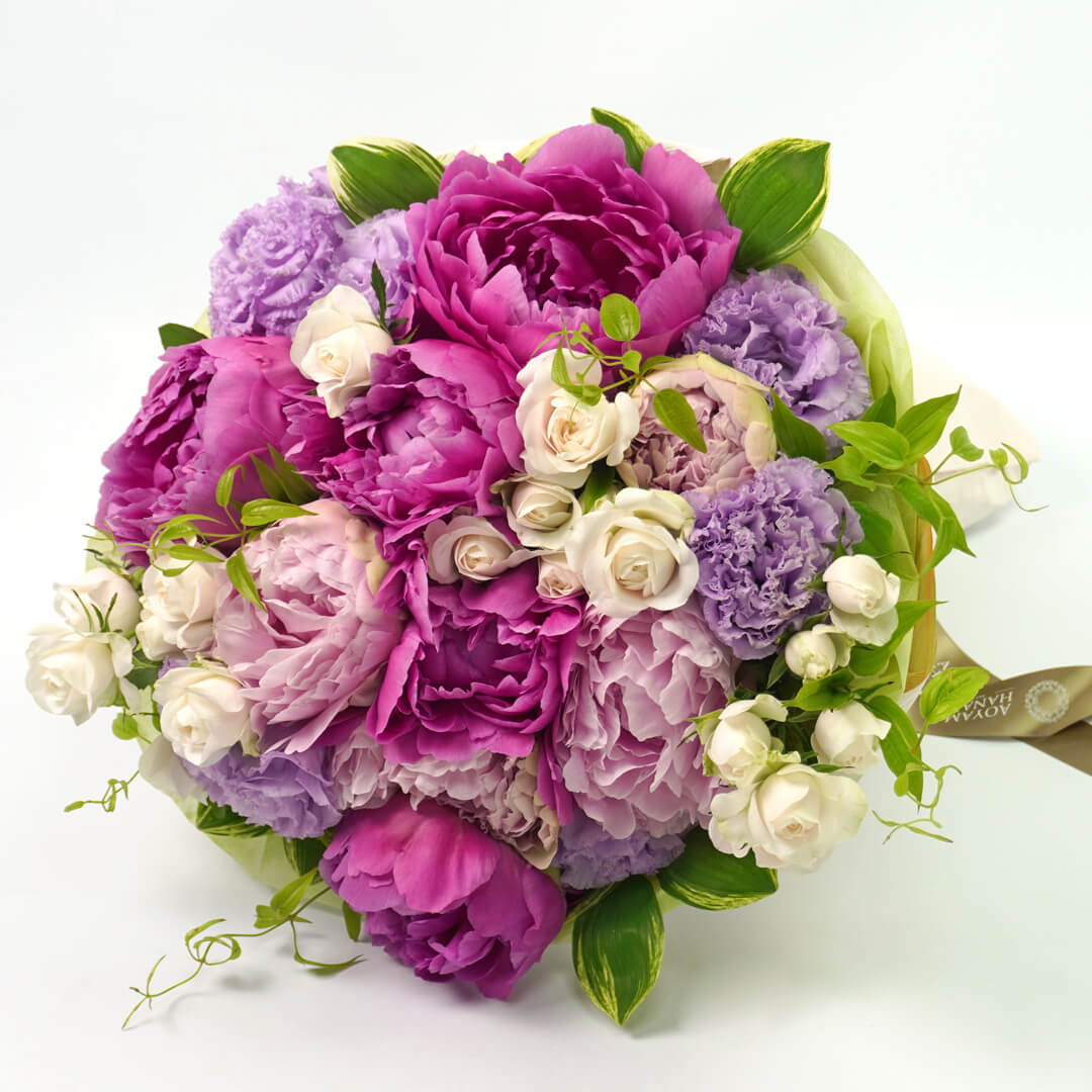 淡い紫のトルコキキョウと芍薬の花束