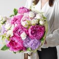 芍薬の花束を持つ女性