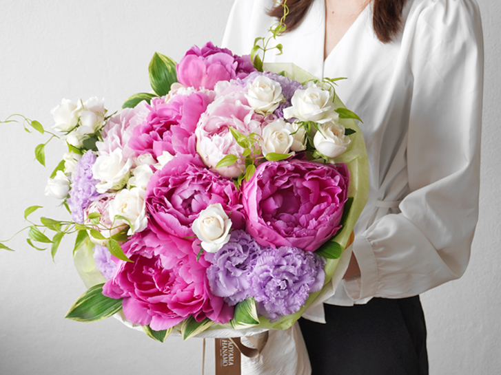 芍薬の花束を持つ女性