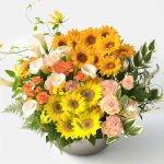 黄色いグロリオサとヒマワリのアレンジメント