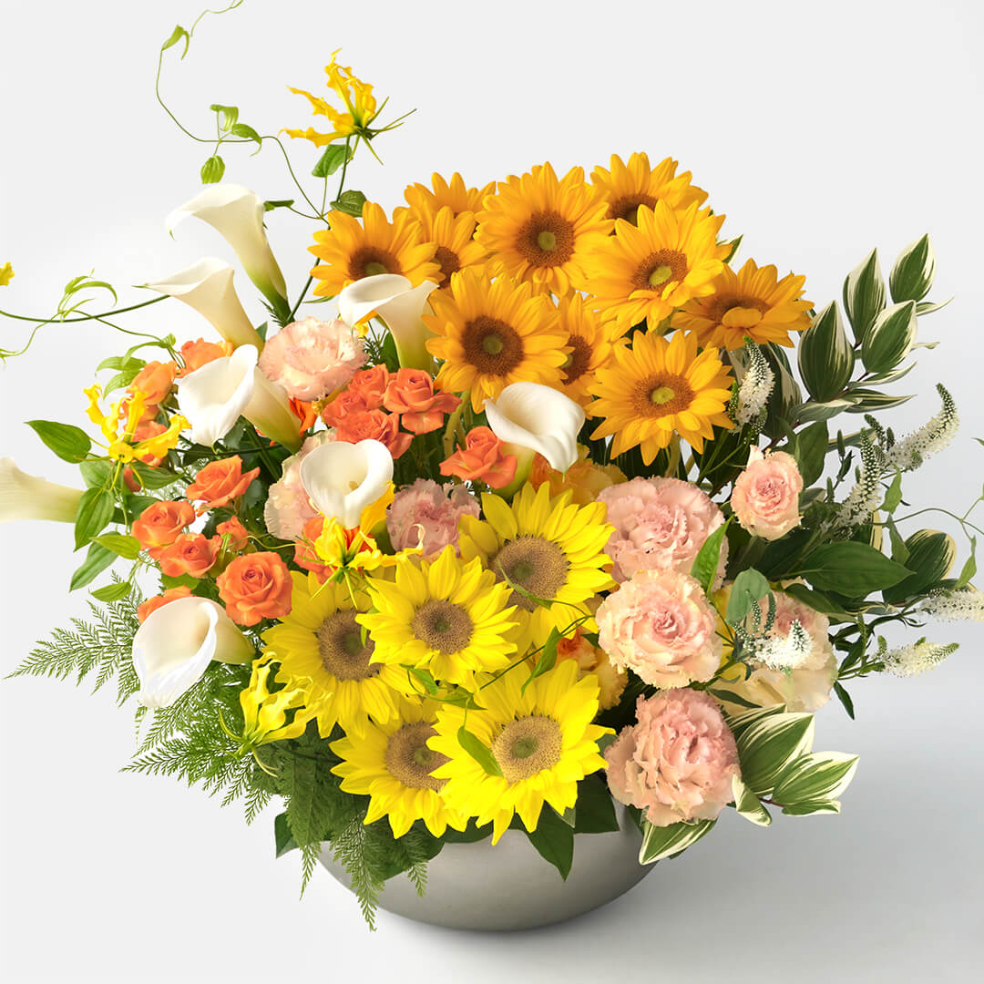 黄色いグロリオサとヒマワリのアレンジメント