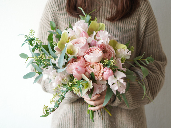 ピンクのラナンキュラスとスイートピーの花束