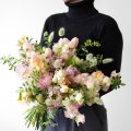 ラナンキュラスやチューリップの花束