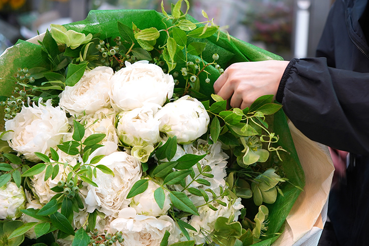 白い芍薬とリーフの花束