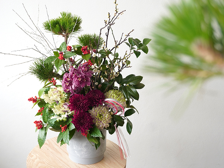 シンビジュームやマムのお正月アレンジメント