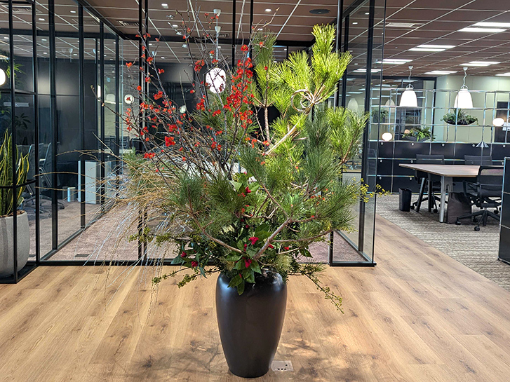 オフィスエントランスの正月活け込み