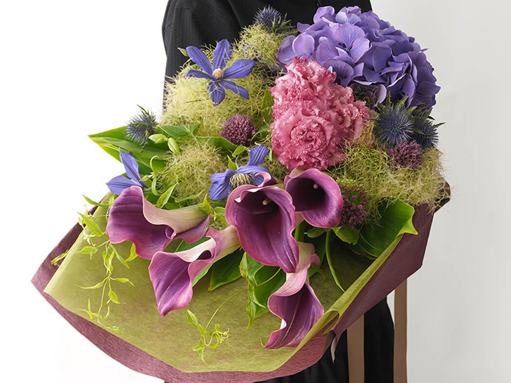 ワインレッドのカラーと紫のハイドランジアの花束