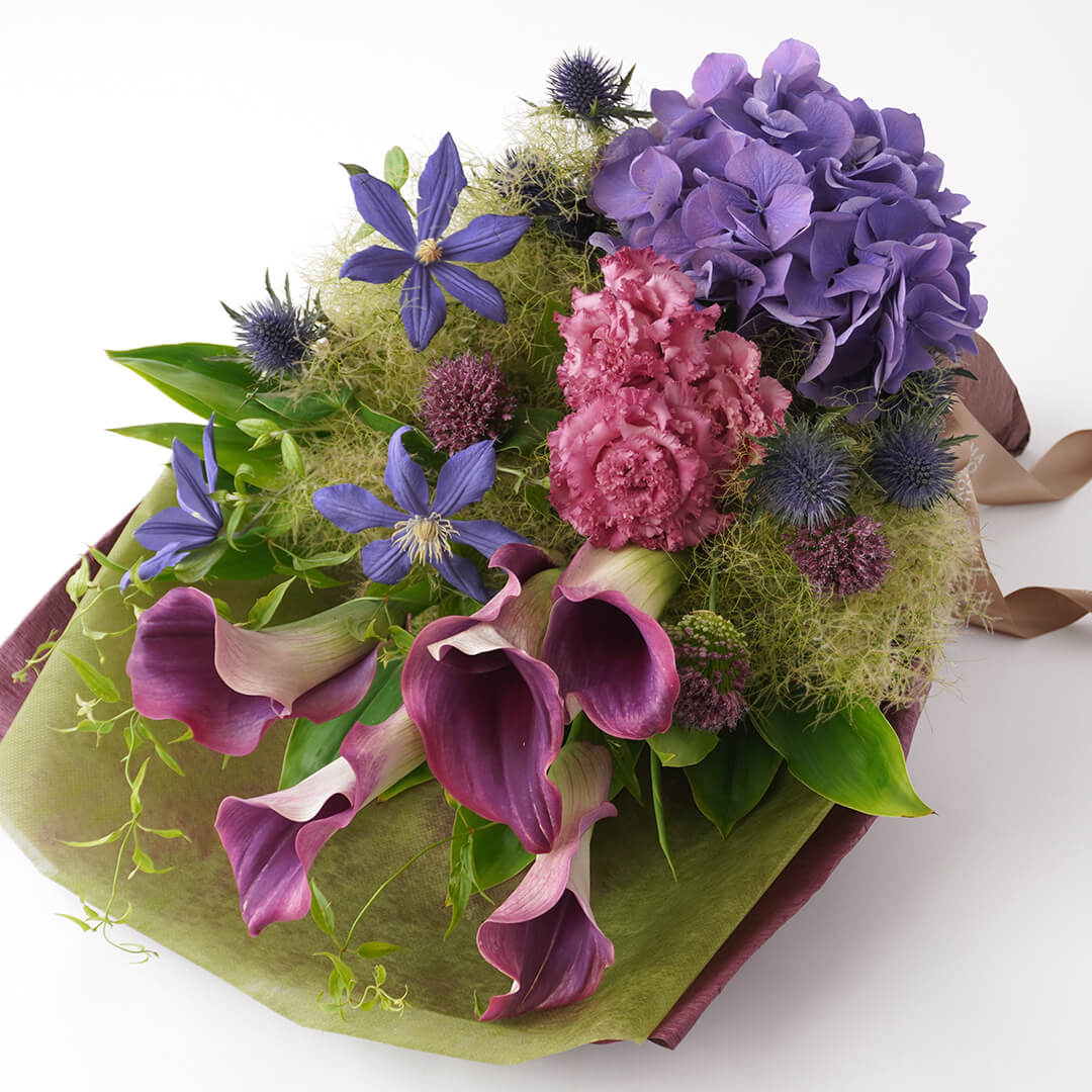 ワインレッドのカラーと紫のハイドランジアの花束