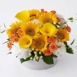 ヒマワリとオレンジのスプレーバラのアレンジメント