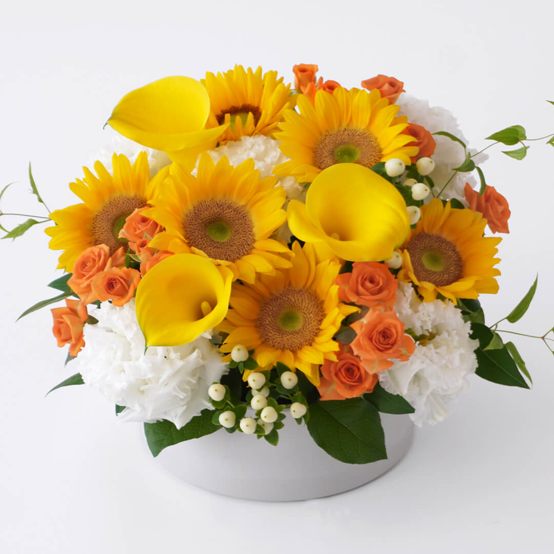 ヒマワリとオレンジのスプレーバラのアレンジメント