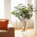 アセビの枝ものの花瓶活け