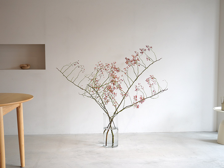 野薔薇の枝ものの花瓶活け