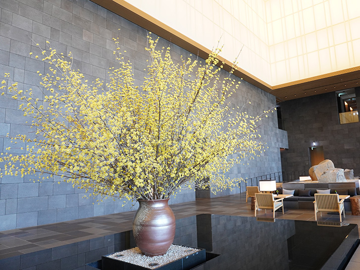 ラグジュアリーホテルの枝ものの活け込み