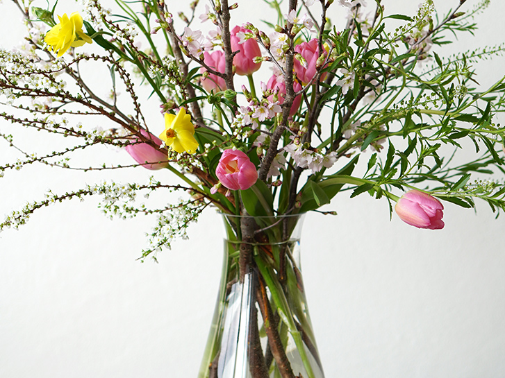 桜の枝をベースに花を活けたもの